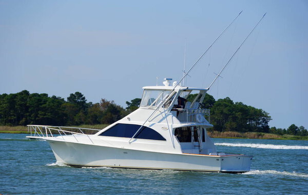 Bethany Beach, Делавэр, США - August 1, 2020 - A luxury boat passing the water near Indian River Inlet in the summer