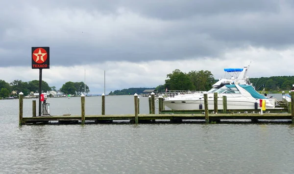 Cobb Island Maryland Usa Augusti 2020 Båt Bredvid Bensinpumpen Bryggan — Stockfoto