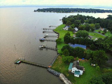 Newburg, Maryland, ABD yakınlarındaki özel rıhtımlı deniz manzaralı evler.