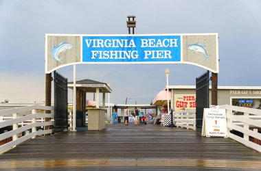 Virginia Plajı, ABD - 29 Haziran 2020 Yağmurlu bir yaz günü balıkçı iskelesine giriş