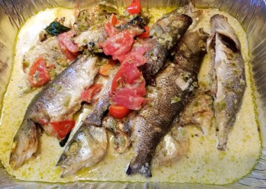 Baharatlı hindistan cevizi sütüyle sotelenmiş kızarmış beyaz levrek.