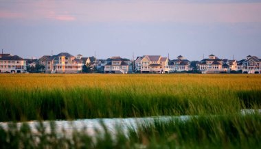Bethany Sahili yakınlarındaki güzel rıhtım evleri, Delaware, ABD