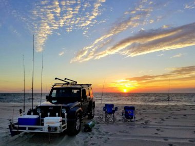 Dewey Beach, Delaware, ABD - 5 Eylül 2020 - Sabah erken saatlerde balıkçılık malzemeleriyle donatılmış siyah bir Jeep