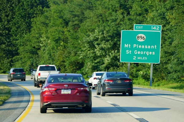 Middletown, Delaware, ABD - 7 Eylül 2020 - 1. yolda trafik ve 896 no 'lu otoyolun çıkışında Pleasant Dağı ve St Georges Dağı' na doğru