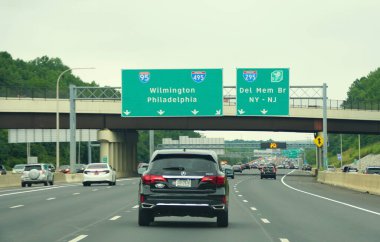 Newark, Delaware, ABD - 24 Ağustos 2020 - 95 ve 295 no 'lu otoyollardaki trafiğin görüntüsü bölündü