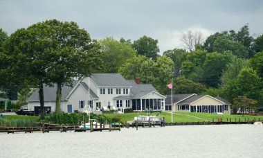 Cobb Adası, Maryland, ABD - 15 Ağustos 2020 Körfez kıyısında bir deniz evi