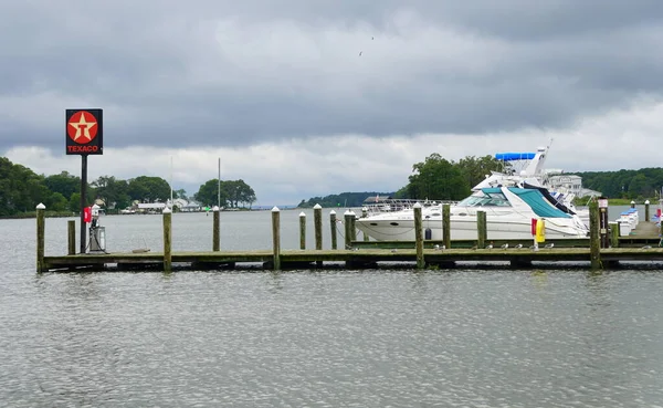 Cobb Island Maryland Usa Augusti 2020 Båt Bredvid Bensinpumpen Bryggan — Stockfoto