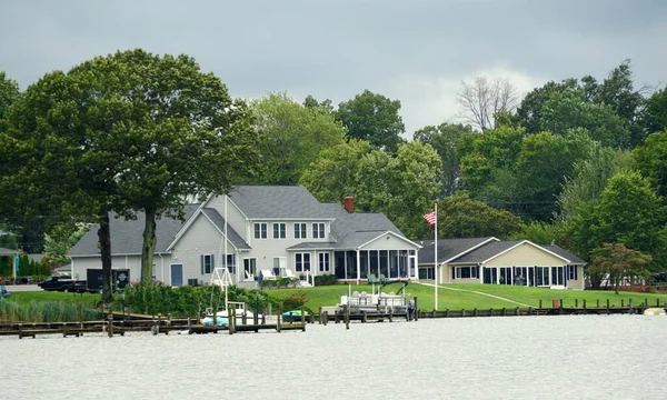 Cobb Adası, Maryland, ABD - 15 Ağustos 2020 Körfez kıyısında bir deniz evi