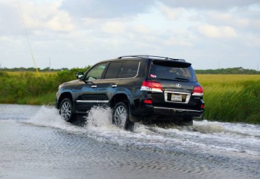 Bethany Beach, Delaware, ABD - 1 Ekim 2020 - Siyah bir Lexus LX570 SUV sel basmış yoldan geçiyor
