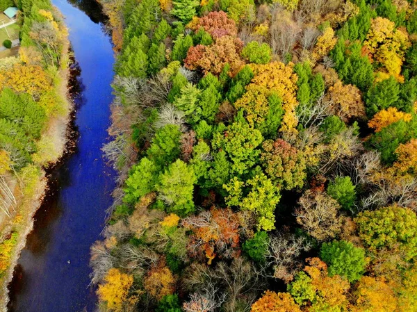 在美国宾夕法尼亚州通汉诺克附近的河边 俯瞰着令人叹为观止的落叶颜色 — 图库照片