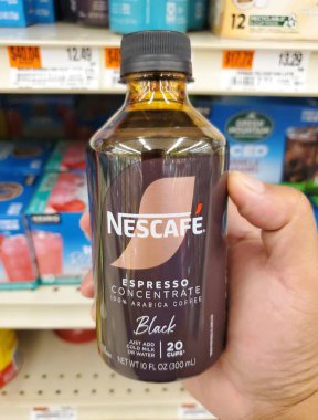 Wilmington, Delaware, ABD - 19 Ağustos 2025 - Bir el bir şişe Nescafe Black Espresso konsantrasyonu,% 100 Arap kahvesi ile yapılır.