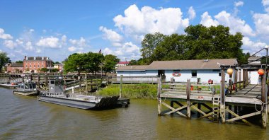 Delaware City, Delaware, ABD - 2 Ağustos 2025 körfezdeki Fort Delaware State Park binasının yanına gri bir tekne yanaştı.