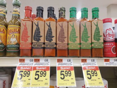 Wilmington, Delaware, ABD - 19 Ağustos 2025 - Hank 'in acı sosları bir mağaza rafında sergilenmektedir