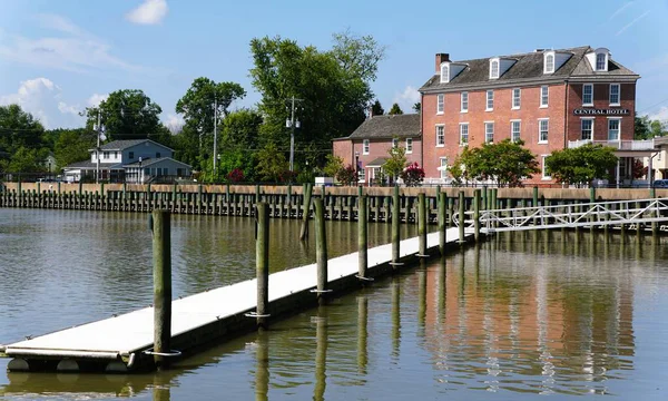 Delaware City, Delaware, ABD - 2 Ağustos 2025 Bir yaz günü Central Hotel ve tekne iskelesinin su manzarası