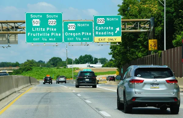 Pennsylvania, ABD - 9 Ağustos 2025 - Lititz Pike ve Fruitville Pike için Güney 501, 222 numaralı otoyol işaretleri, 272 Kuzey 272 Oregon Pike, ve Ethe ve Reading için 222 Kuzey