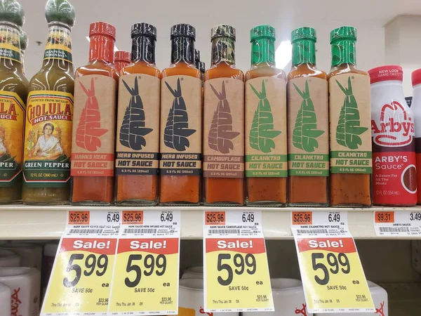 Wilmington, Delaware, ABD - 19 Ağustos 2025 - Hank 'in acı sosları bir mağaza rafında sergilenmektedir