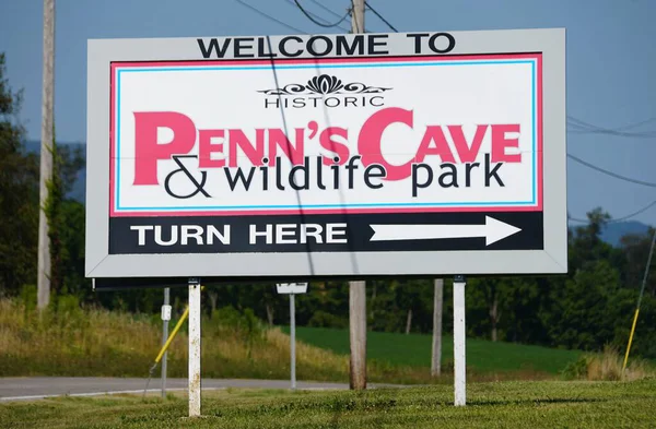 Merkez Salonu, Pennsylvania, ABD - 9 Ağustos 2025 Penn Mağarası ve Vahşi Yaşam Parkı girişinde büyük bir karşılama tabelası
