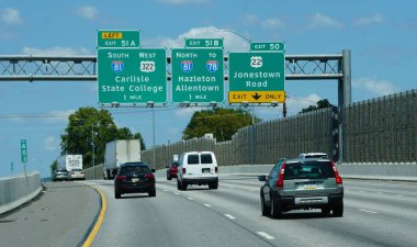 Pennsylvania, ABD - 9 Ağustos 2025 I-81, I-78 ve Route 322 West ve Route 22 üzerinde işaretleri olan otoyol Carlisle, State College, Hazleton, Allentown ve Jonestown Road 'a doğru trafiği yönlendiriyor.