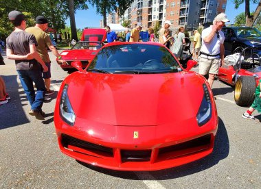 Lititz, Pennsylvania, ABD - 13 Eylül 2025 - Parlayan kırmızı Ferrari spor arabası L 'Italia Festivali' nin en önemli parçasıdır.