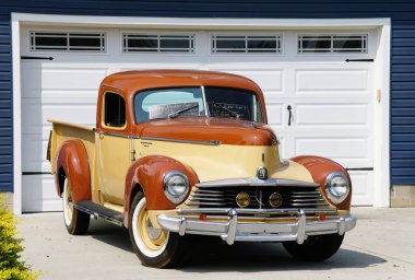 Milton, Delaware, ABD - 3 Eylül 2025 1940 'ların Hudson Motor kamyoneti beyaz bir garaj kapısının önünde sergileniyor ve nostaljik çekiciliğini vurguluyor..