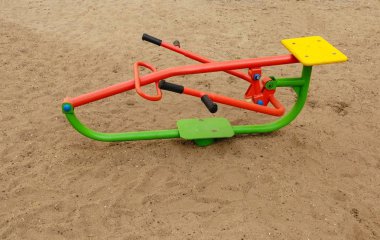 bir oyun alanında çocuklar için spor exercize makineleri