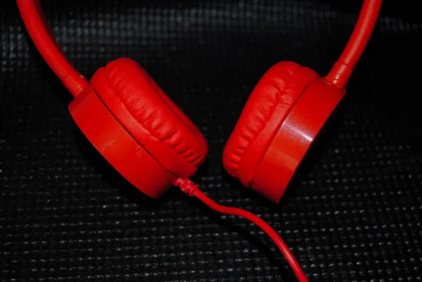 Czerwone Słuchawki Czarnym Tle — Zdjęcie stockowe