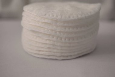 Beyaz bir arka planda beyaz pamuklu ped