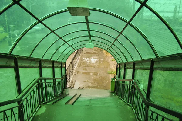 緑のガラス橋の下の星 — ストック写真