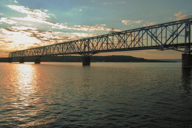 su üzerinde demiryolu köprüsü