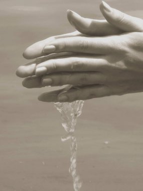 Kadın elleri akan suyla birlikte. nötr renkler        