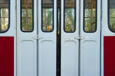 eski troleybüs beyaz kapı kadar yakın