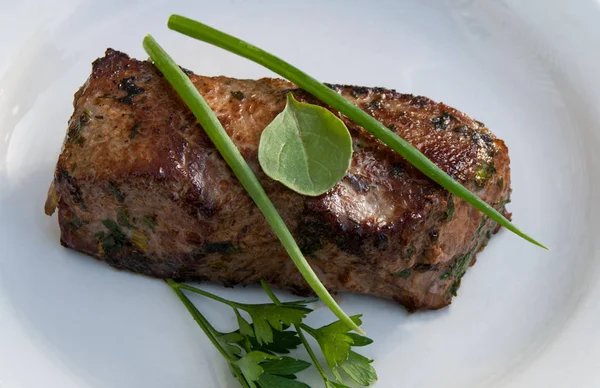 Steak Offenen Feuer Auf Einem Weißen Teller Gebraten — Stockfoto