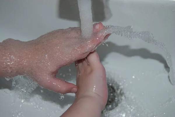 Macro Crianças Mãos Sob Fluxo Água — Fotografia de Stock