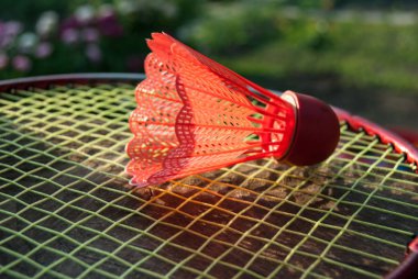 makro badminton kırmızı raketle ve raket