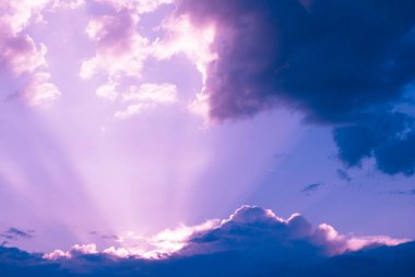 Güneş ışınları ile pitoresk doğal bulutlu gökyüzü