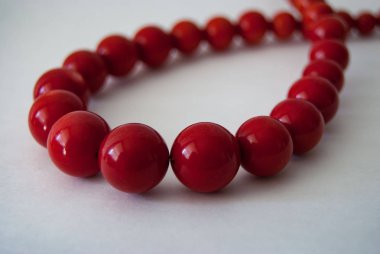 Beyaz arka planda kırmızı boncuk kolye 