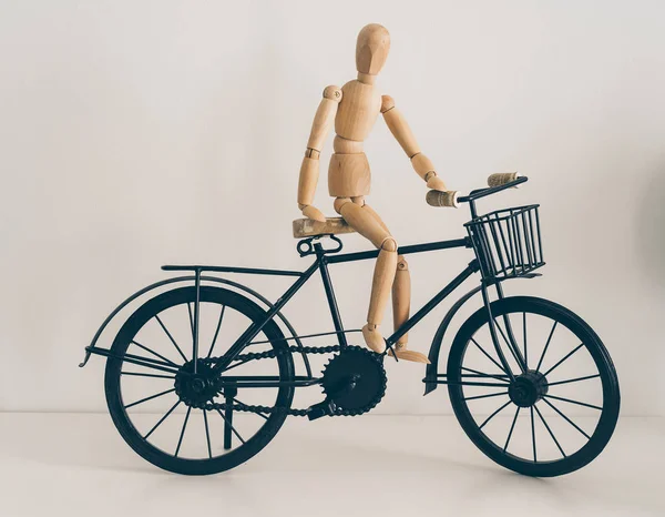 Holzfigur posiert mit Fahrrad, Reisen und Lebensstil. — Stockfoto