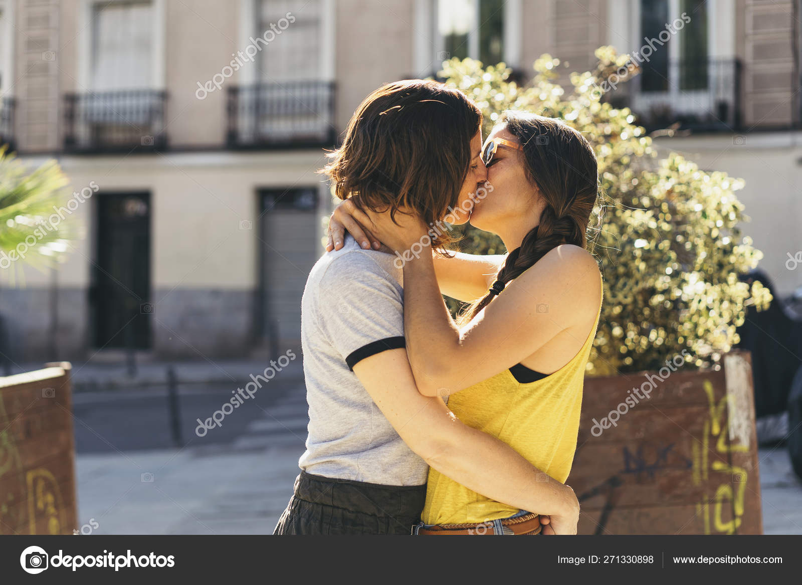 A couple of lesbian women kissing on a Madrid street