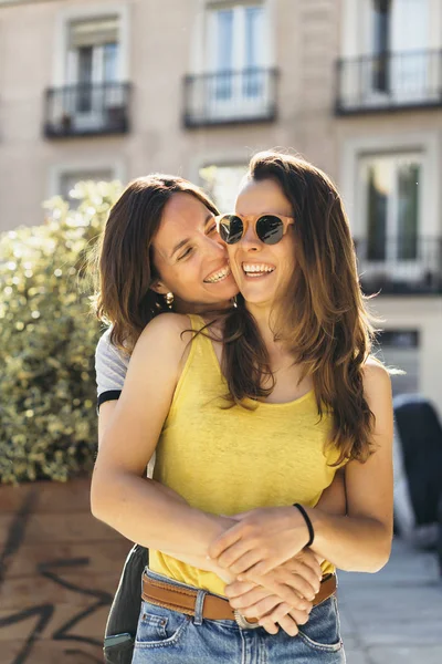 Junge Frauen lesbische Frauen Paar Umarmung. — Stockfoto