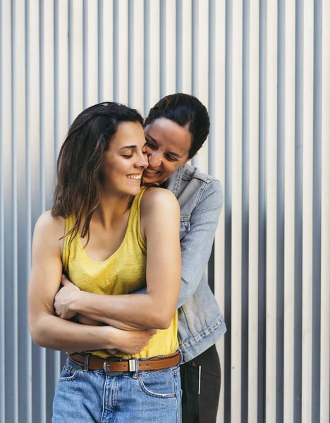 Bella coppia di ragazze che si abbracciano e sorridono, affetto, amore e stesso concetto di relazione sessuale . — Foto Stock