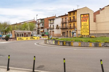 Katalonya 'da tipik bir köyde sarı şeritler, siyasi mahkumlar için özgürlük isteyen, Katalonya, Ispanya bağımsızlığı