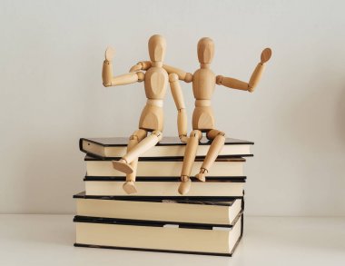 Bir kitap kapalı dostluk kutluyor ahşap rakamlar, kültür bookday