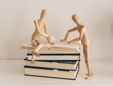 Kitap, kültür ve eğitim ile ahşap figürler öğrenme ve öğretim