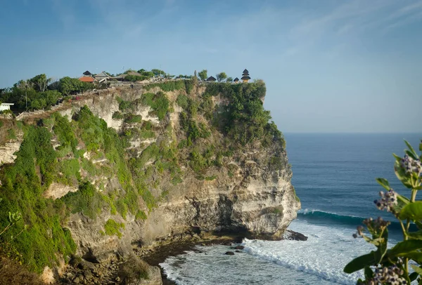 Bir kayalıkta Pura Luhur Uluwatu tapınağının panoramik görünümü, Bali, Endonezya. — Stok fotoğraf