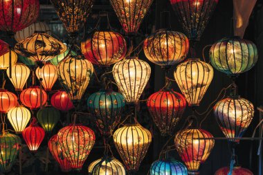 Hoi An Ancient Town pazar caddesinde el yapımı renkli fenerler, Vietnam Unesco Dünya Mirası Alanı.