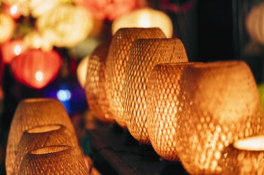 Hoi Bir antik şehir, Vietnam gece pazarında Wicker ışık lambaları.