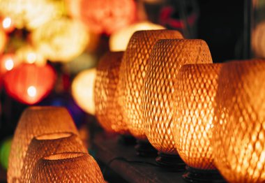 Hoi Bir antik şehir, Vietnam gece pazarında Wicker ışık lambaları.