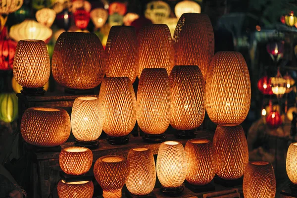 Hoi Bir antik şehir, Vietnam gece pazarında Wicker ışık lambaları.