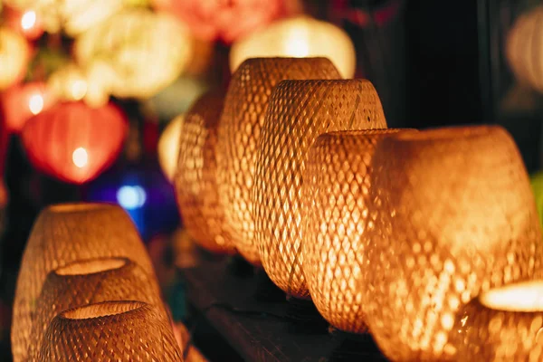 Hoi Bir antik şehir, Vietnam gece pazarında Wicker ışık lambaları.