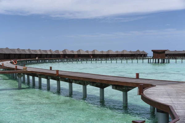 Water villas in Maldives in a sunny day, island paradise relax — Stock Photo, Image